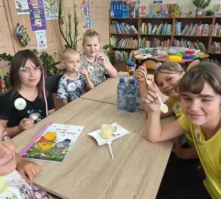 Wielki Dzień Pszczoły w bibliotece w Rynku – dzieci poznawały tajniki miodu