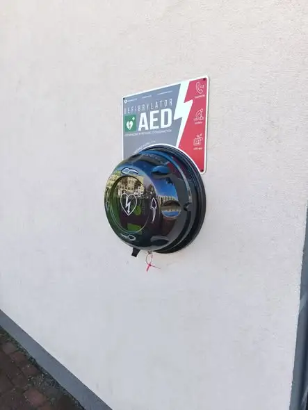 Gdzie znajdziesz AED w Małogoszczu? Strażacy przypominają, jak ratować życie