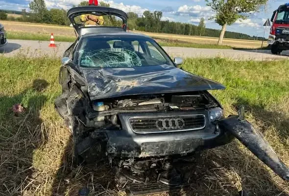 Pojazd w rowie w Dzierszynie – interwencja służb