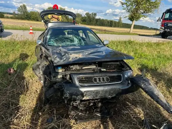 Pojazd w rowie w Dzierszynie – interwencja służb