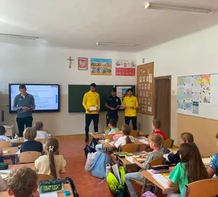 Sportowcy Naprzodu Jędrzejów z wizytą w SP nr 5 – upominki dla pierwszaków