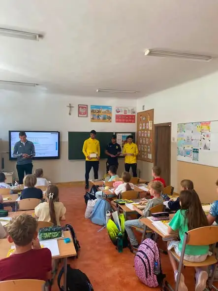 Sportowcy Naprzodu Jędrzejów z wizytą w SP nr 5 – upominki dla pierwszaków