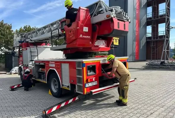 Strażacy ochotnicy z Małogoszcza i okolic ukończyli kurs operatorów drabin mechanicznych w Kielcach