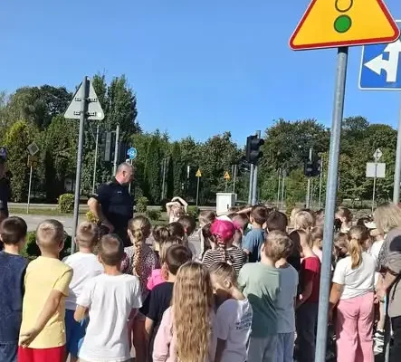 Uczniowie klas pierwszych ćwiczyli bezpieczeństwo w Miasteczku Ruchu Drogowego w Jędrzejowie