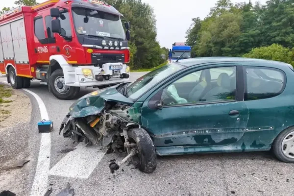 Zderzenie dwóch pojazdów w Zakruczu. Interweniowały służby ratunkowe