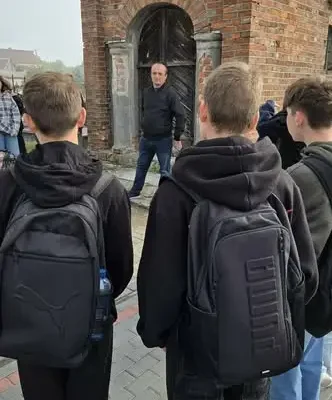 Lekcja historii w Kozłowie: uczniowie odwiedzili cmentarz parafialny