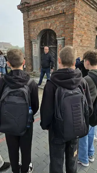 Lekcja historii w Kozłowie: uczniowie odwiedzili cmentarz parafialny