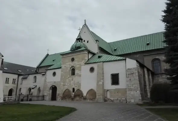 Jędrzejów: 81 lat temu cystersi wrócili do swojego klasztoru