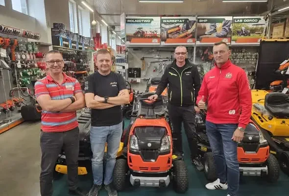 Nowy traktorek do koszenia trawy dla klubu sportowego