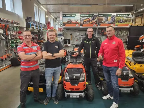 Nowy traktorek do koszenia trawy dla klubu sportowego