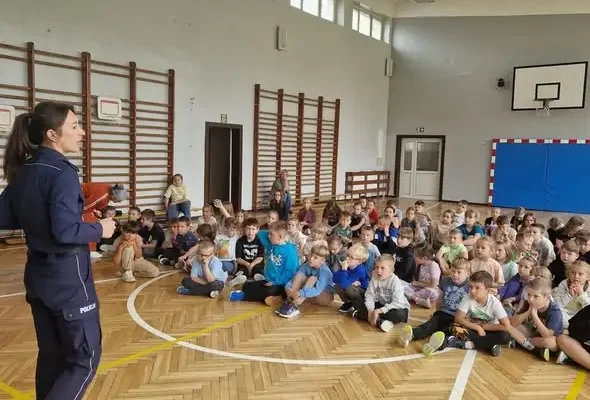 Tydzień Przeciwdziałania Przemocy Rówieśniczej – spotkanie z policjantką w Jędrzejowie