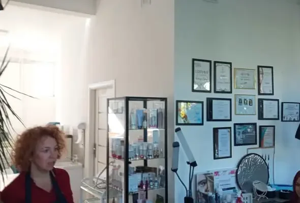 Uczniowie spotkali się z właścicielką salonu beauty. Poznali tajniki branży
