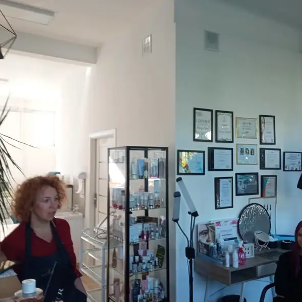 Uczniowie spotkali się z właścicielką salonu beauty. Poznali tajniki branży