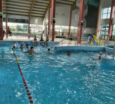 Uczniowie z gminy Strzelin doskonalą pływanie w aquaparku Granit