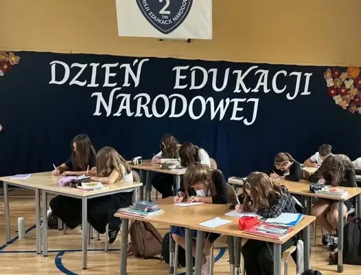 Dzień Edukacji Narodowej w szkole – uczniowie klasy Va zagrali scenki z życia nauczyciela