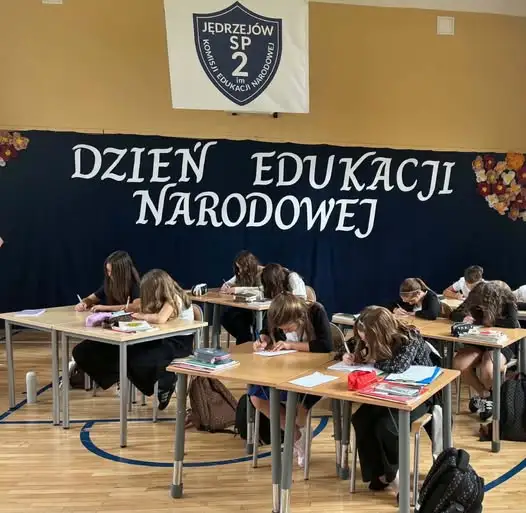 Dzień Edukacji Narodowej w szkole – uczniowie klasy Va zagrali scenki z życia nauczyciela