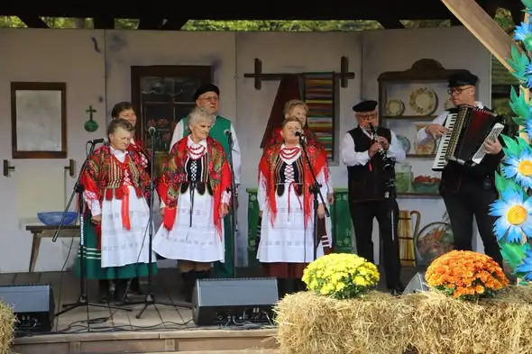 Bochenianki i Zespół Pieśni i Tańca z Małogoszcza na święcie folkloru w Tokarni