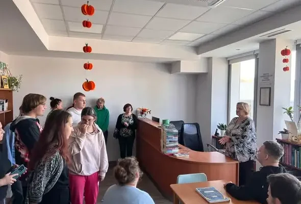 Jesienne warsztaty w bibliotece: podopieczni OREW z Zielonek odwiedzili Sędziszów